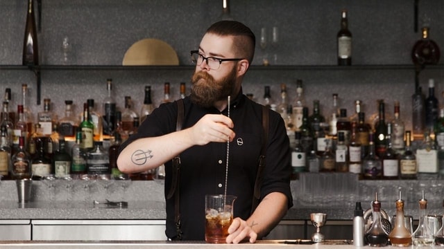 beda jauh sama bartender, ternyata ini adalah ciri-ciri dari mixologist